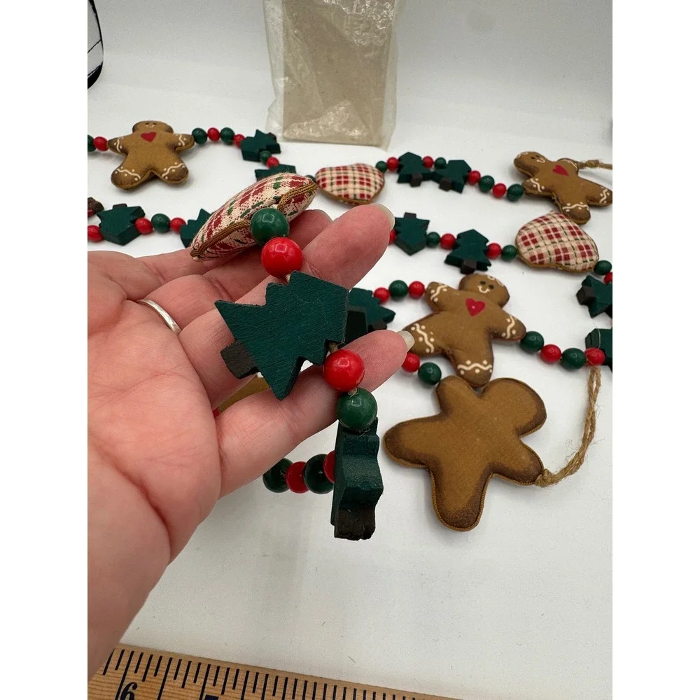 Avon Gift Collection Festive Holiday Garland Gingerbread Men Hearts Wood Trees